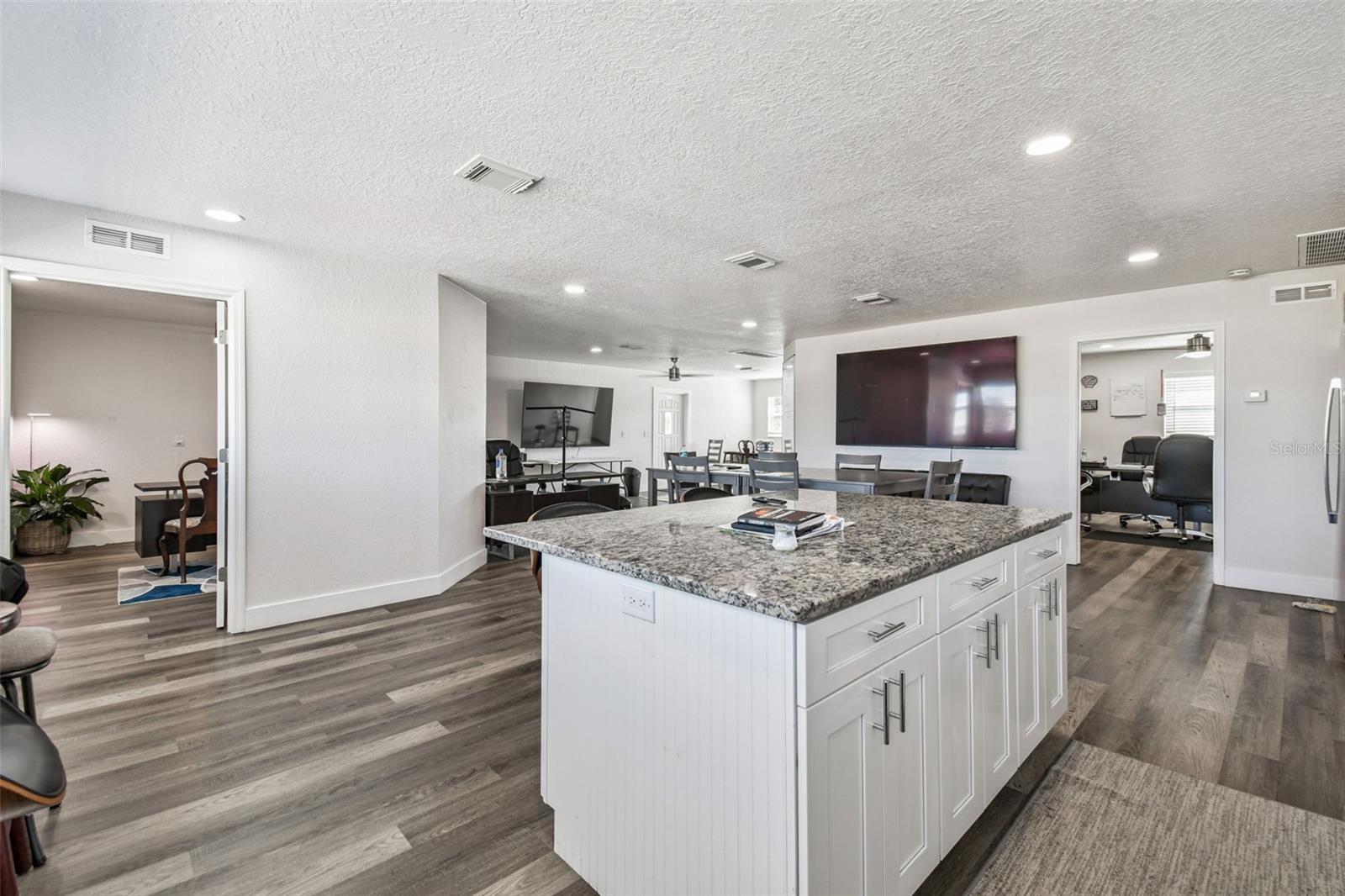 Image 18 of 31 For 6010 Wall Street