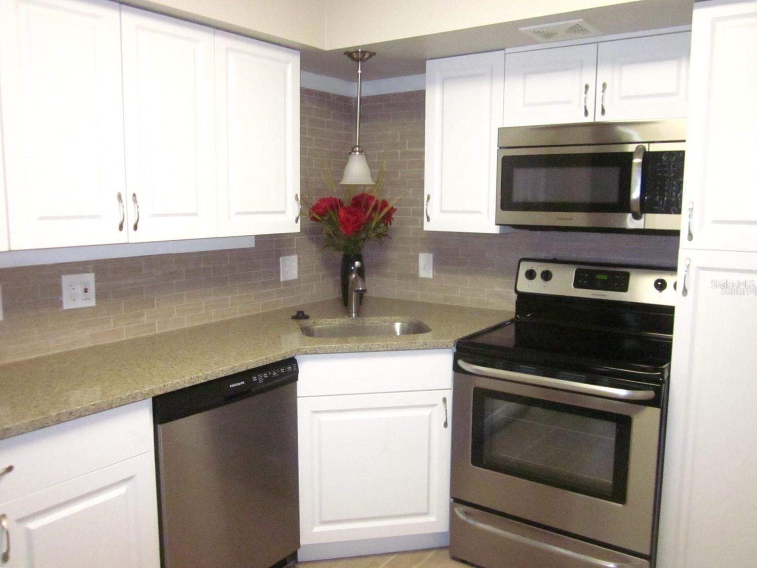 Image 3 of 65 For 2456 Ecuadorian Way 46