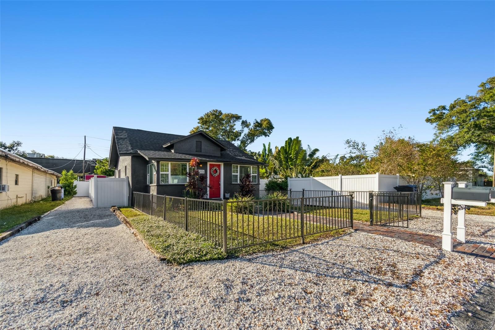 Image 4 of 63 For 1034 Queen Street N