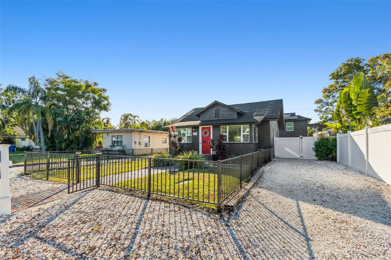 Image 5 of 63 For 1034 Queen Street N