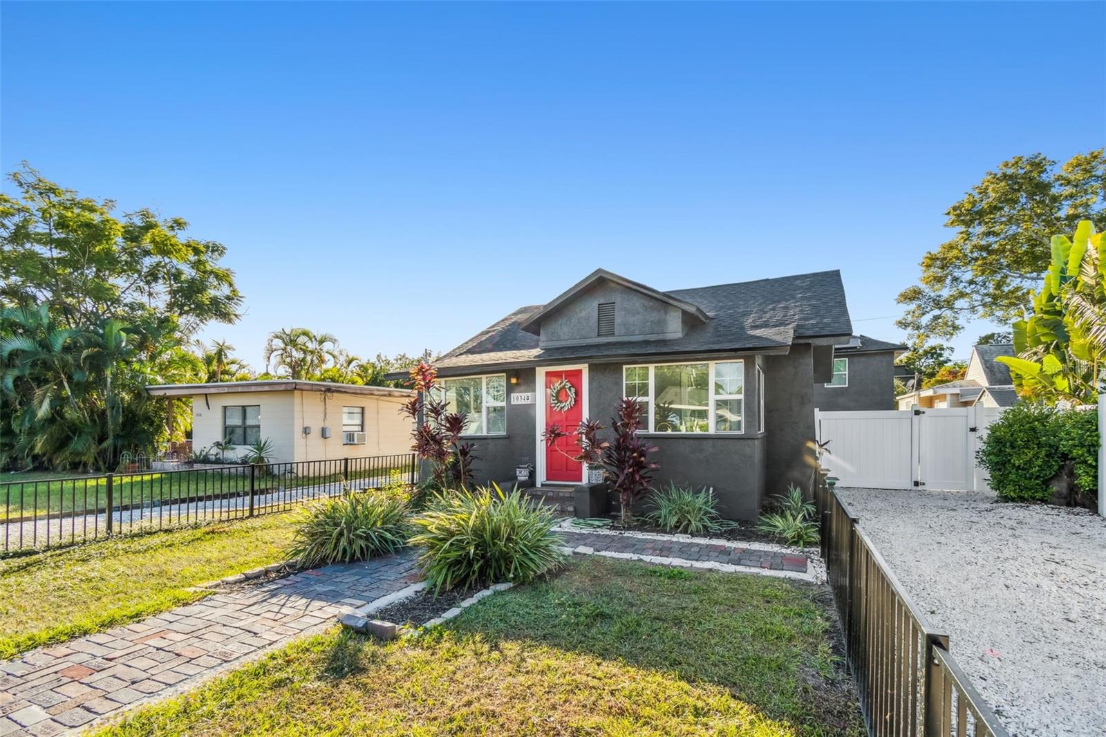 Image 6 of 63 For 1034 Queen Street N