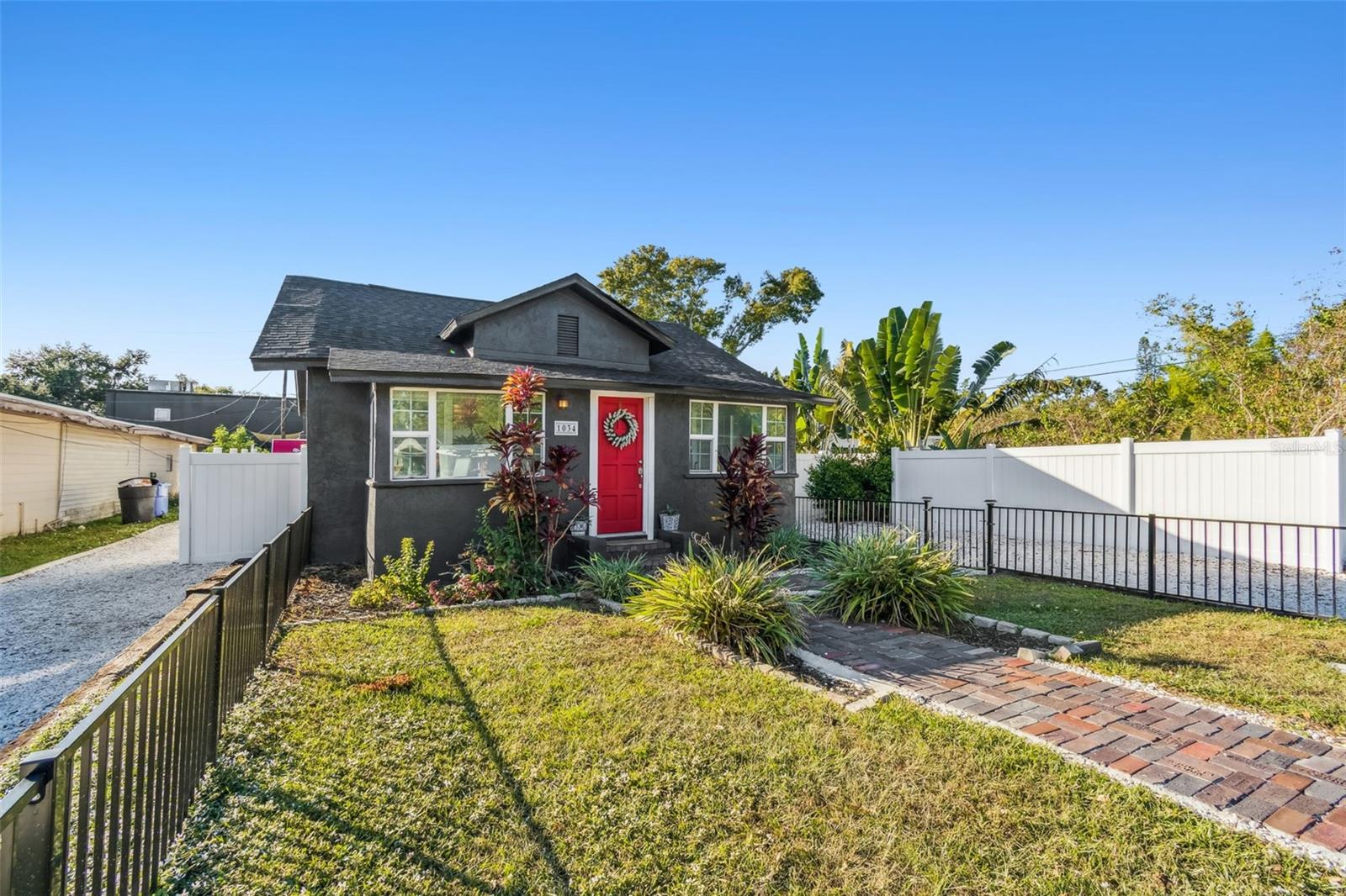 Image 8 of 63 For 1034 Queen Street N