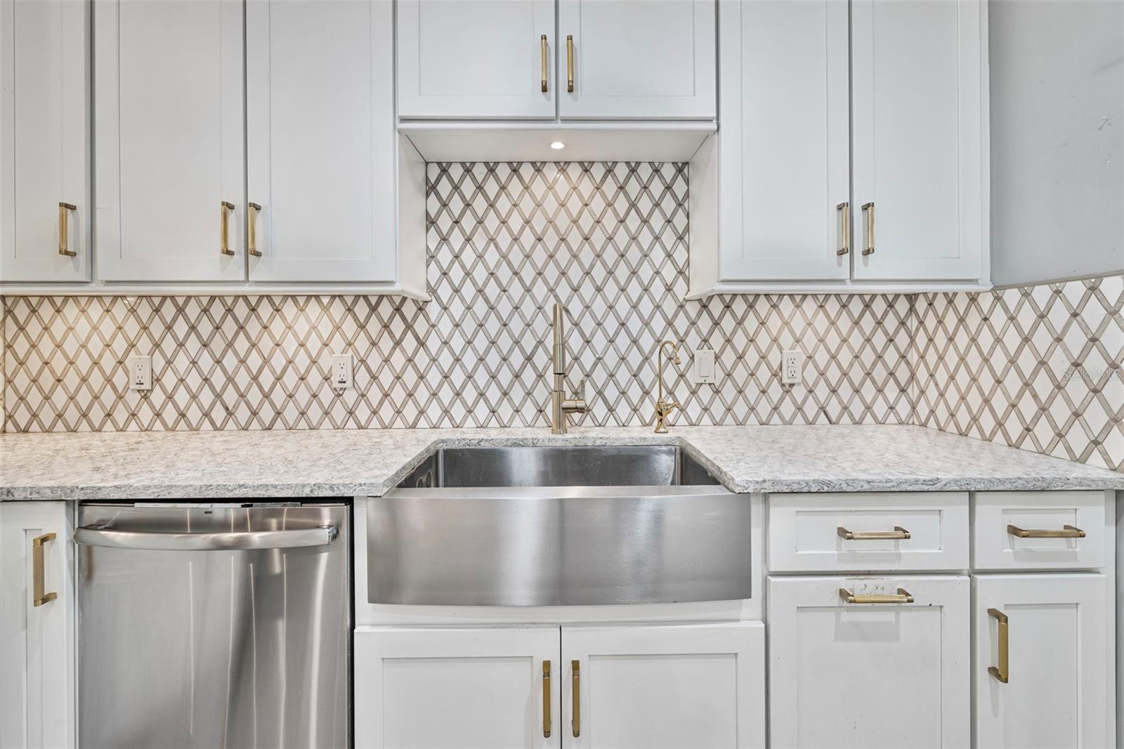 Image 18 of 72 For 7811 Pineview Drive