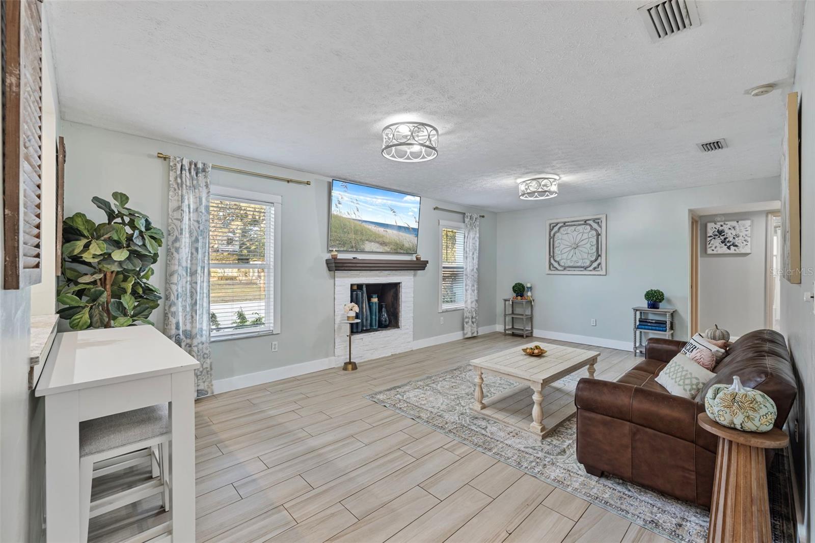 Image 28 of 72 For 7811 Pineview Drive