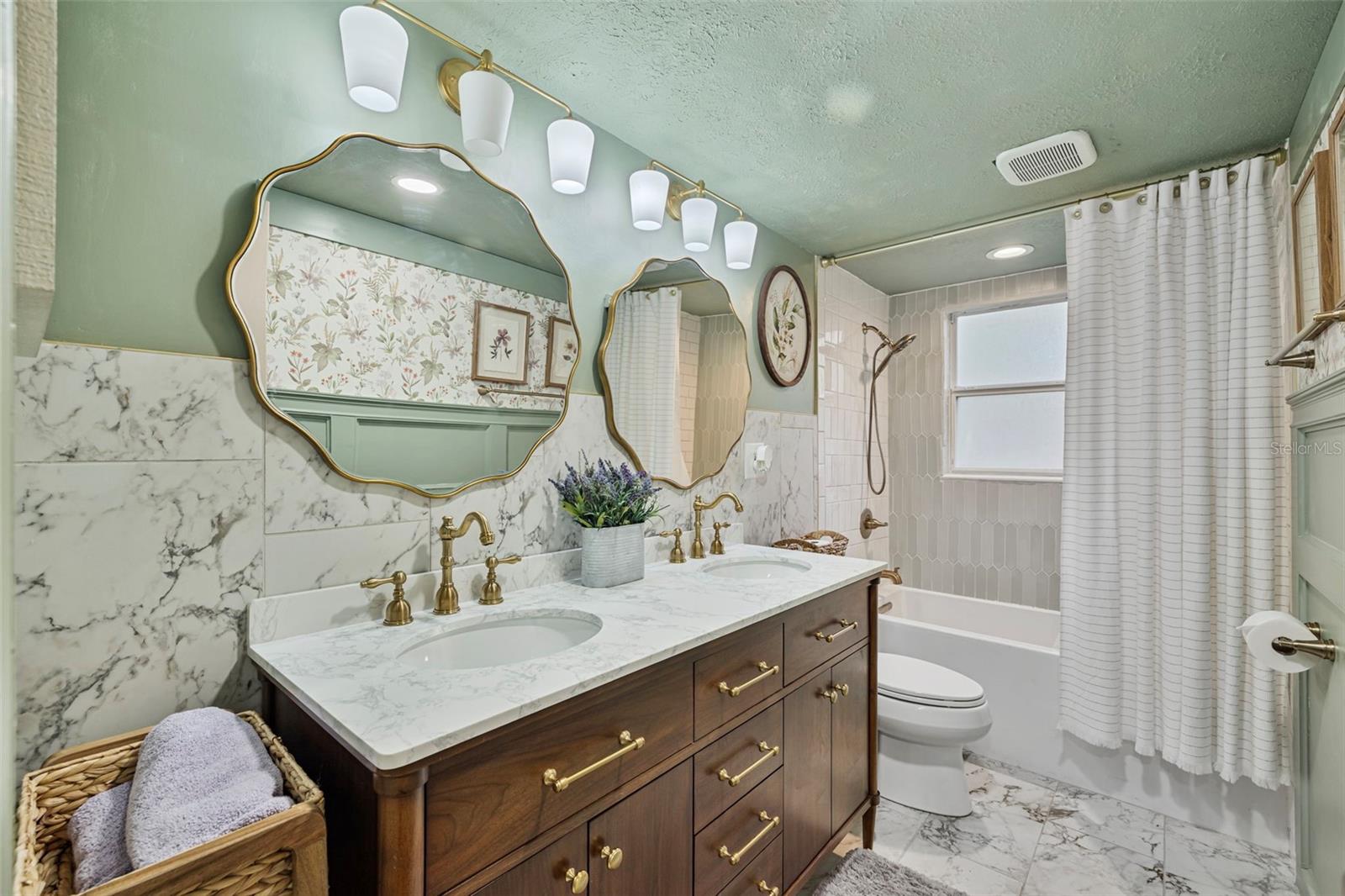 Image 33 of 72 For 7811 Pineview Drive