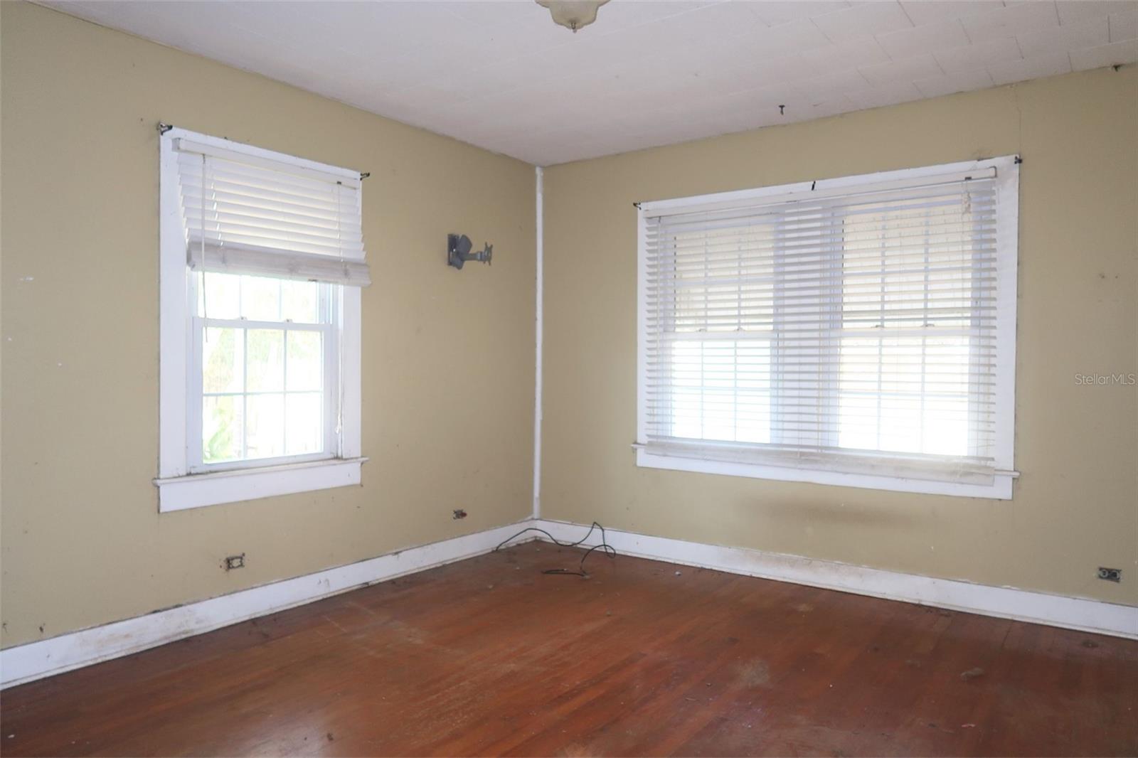 Image 10 of 13 For 215 Beverly Avenue