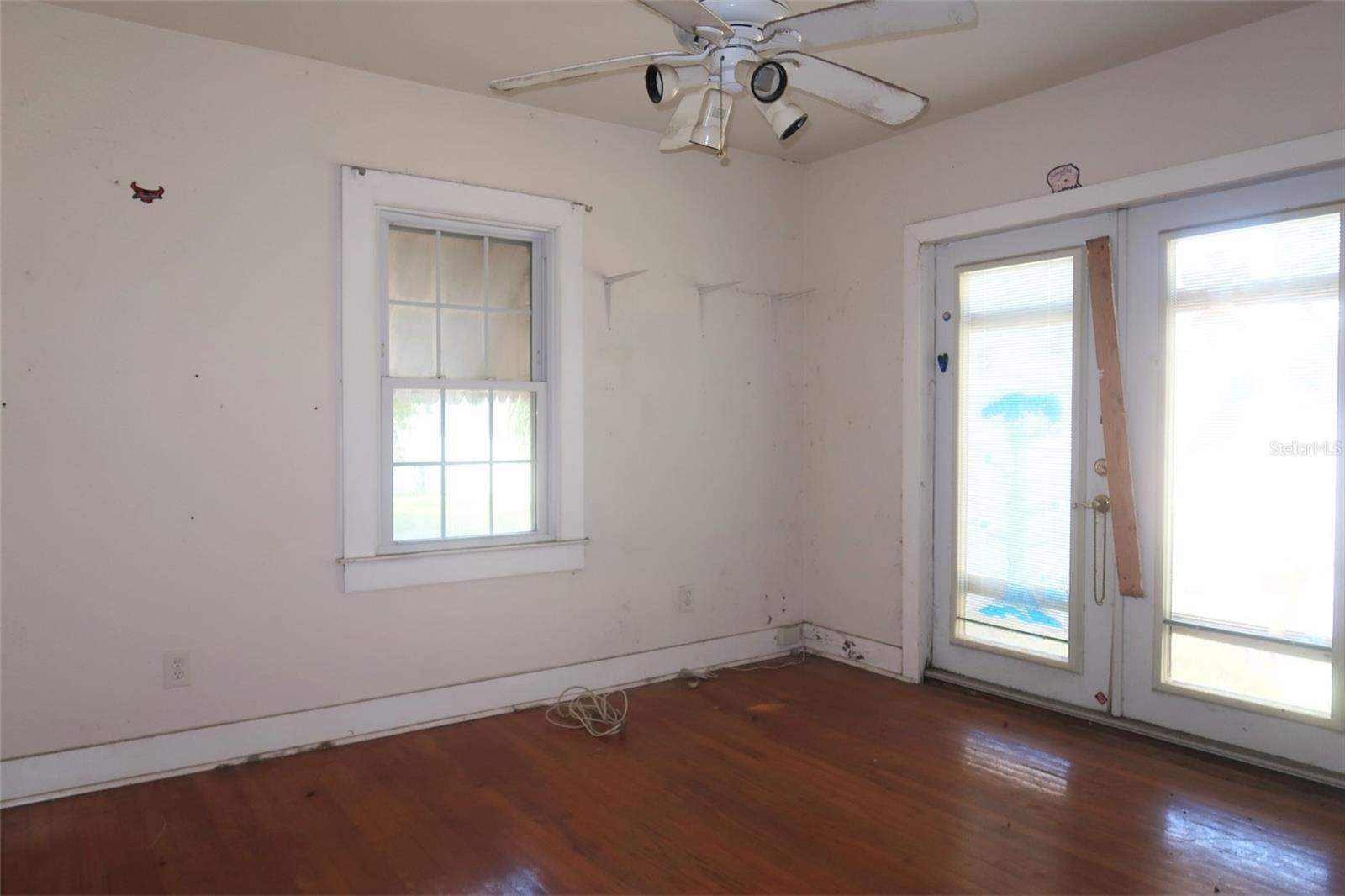 Image 11 of 13 For 215 Beverly Avenue