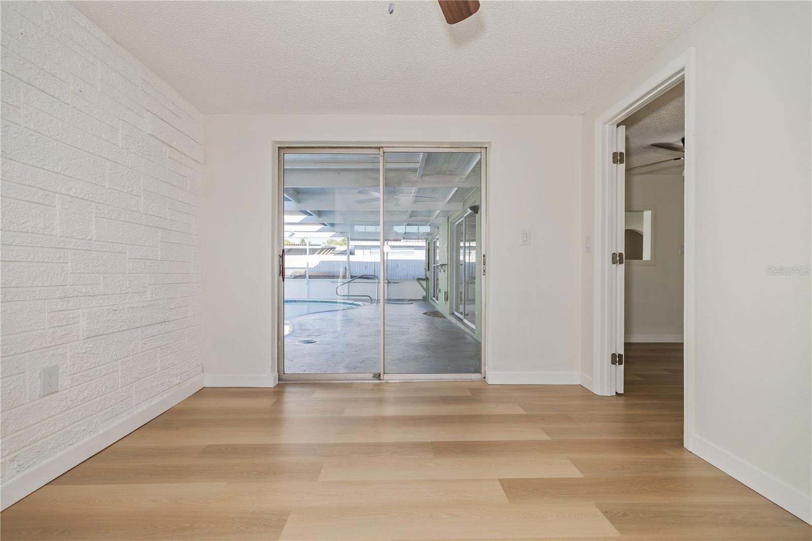 Listing photo id 11 for 7327 Heath Drive