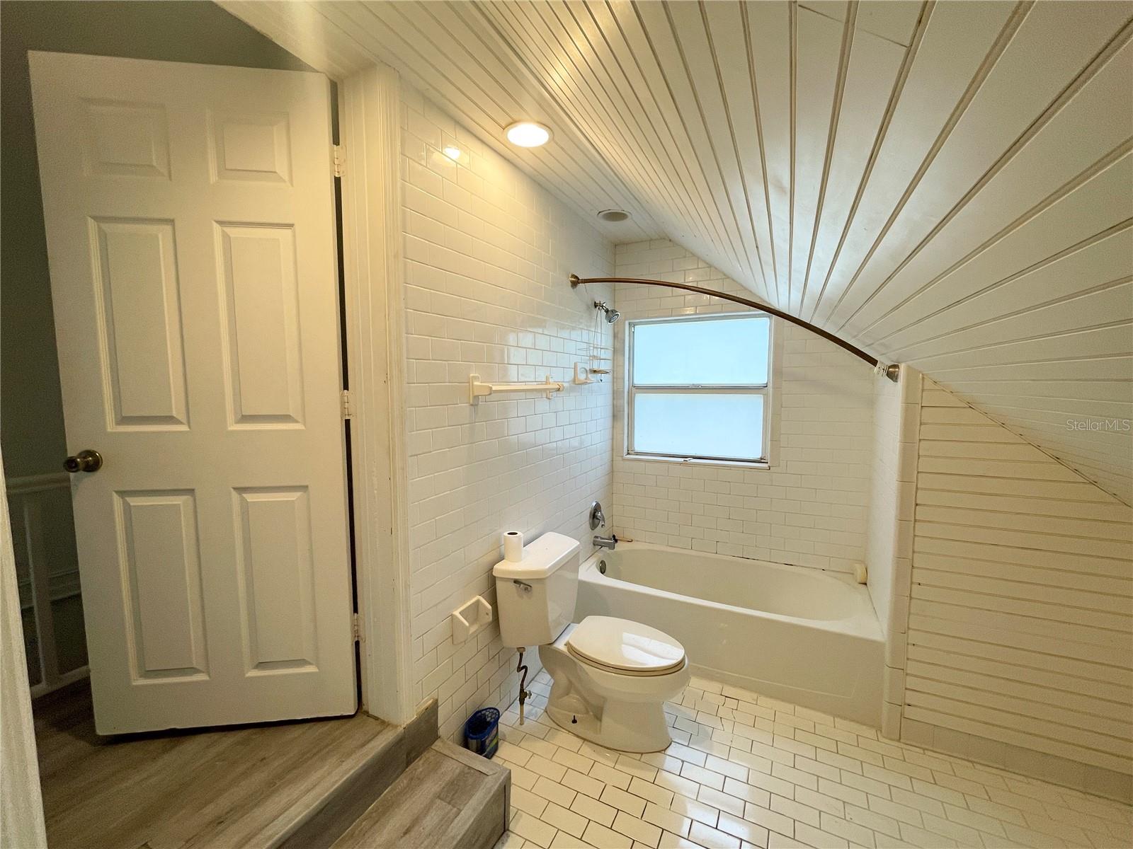 Image 12 of 16 For 2004 2nd Avenue E 3