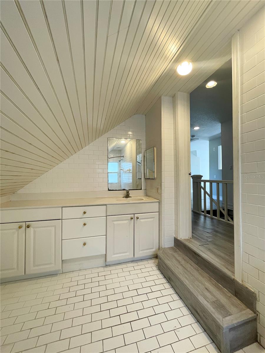 Image 13 of 16 For 2004 2nd Avenue E 3