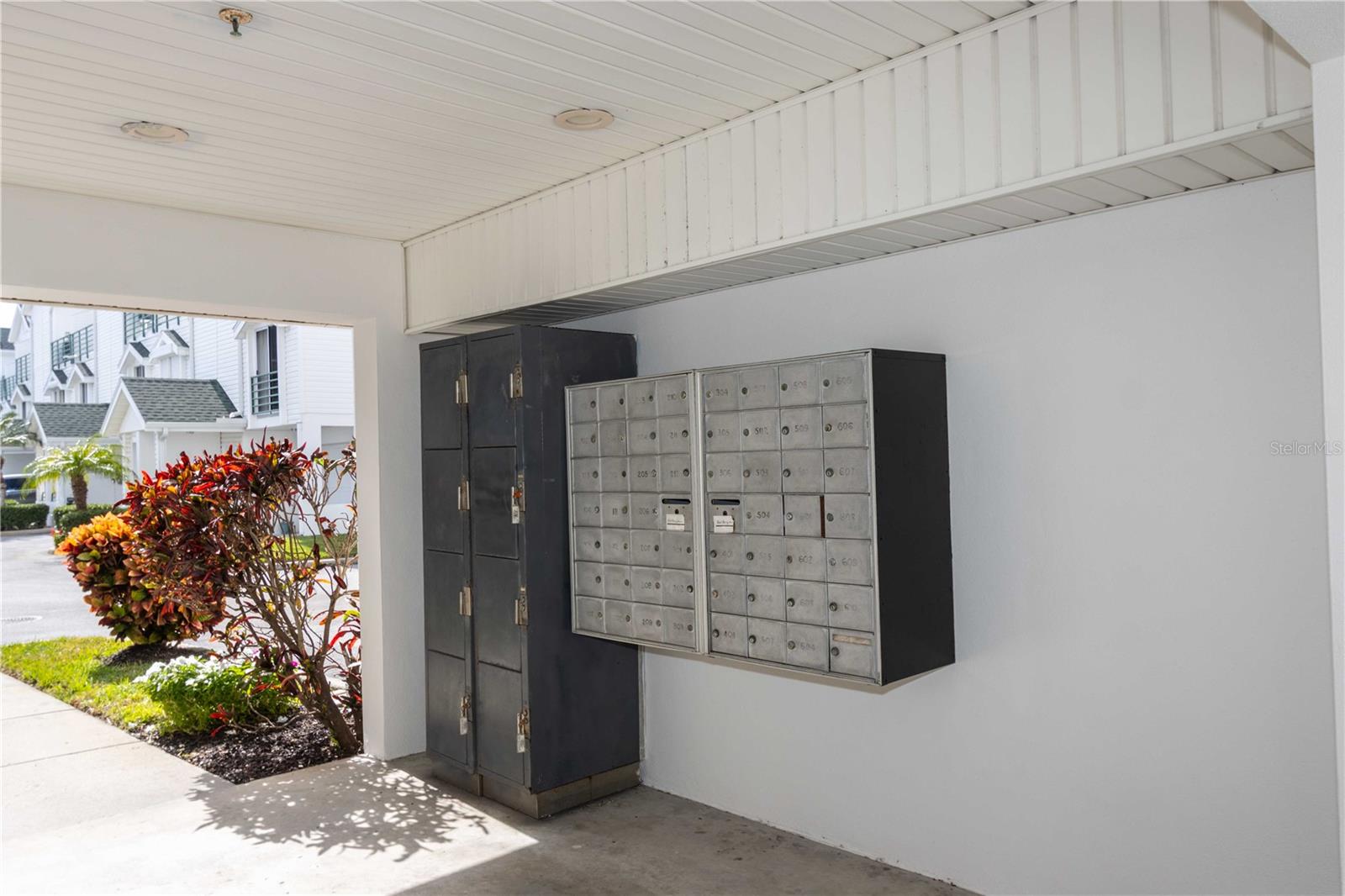 Image 42 of 50 For 320 Island Way 605