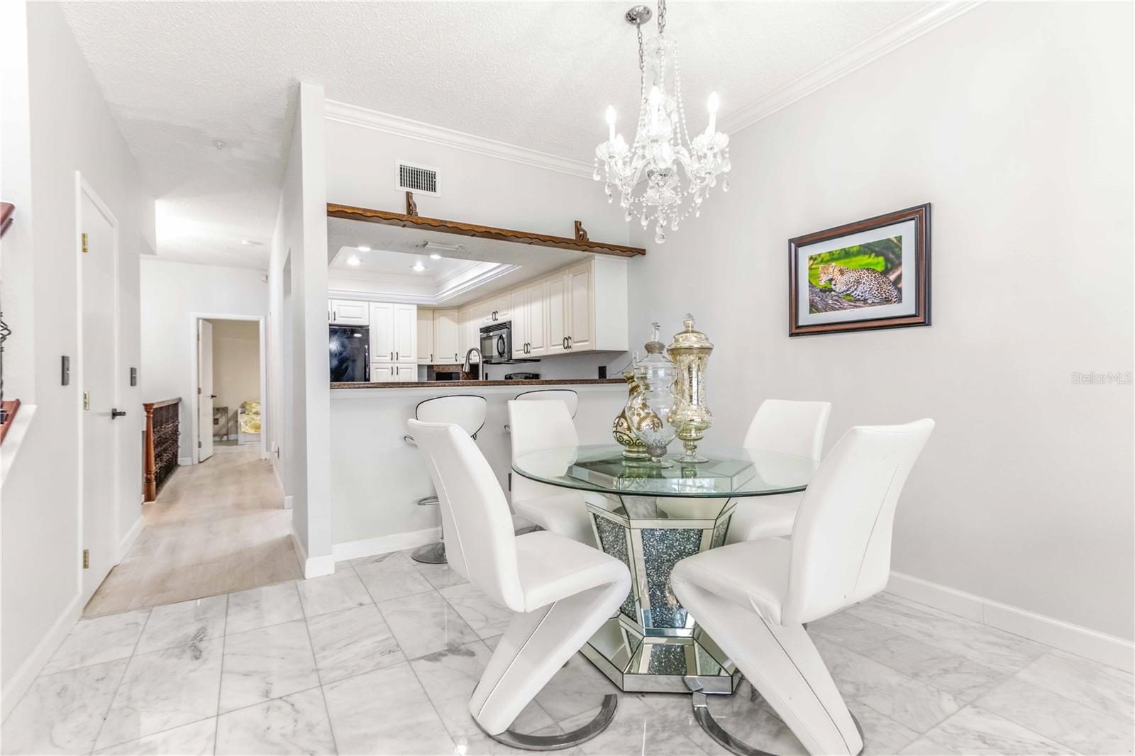 Image 6 of 50 For 320 Island Way 605