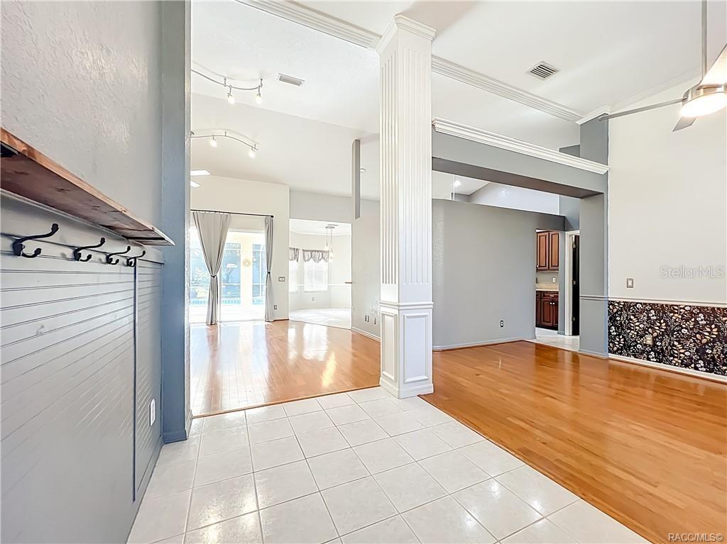 Listing photo id 10 for 5386 Lena Drive