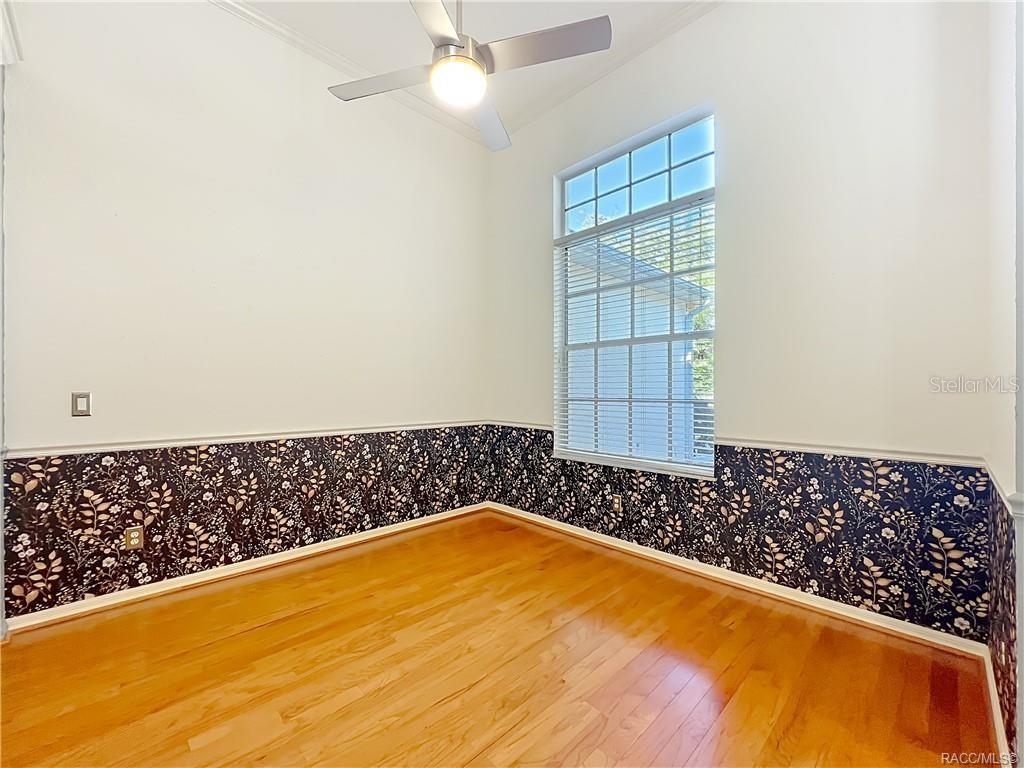 Listing photo id 12 for 5386 Lena Drive