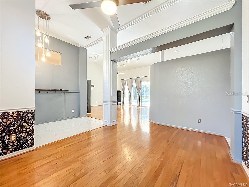 Listing photo id 13 for 5386 Lena Drive