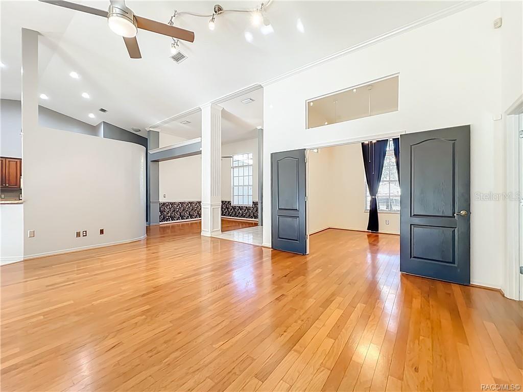 Listing photo id 15 for 5386 Lena Drive