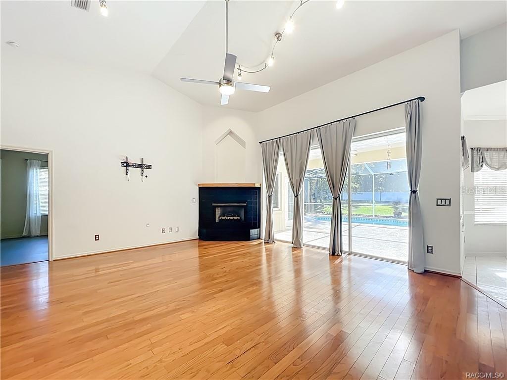 Listing photo id 16 for 5386 Lena Drive