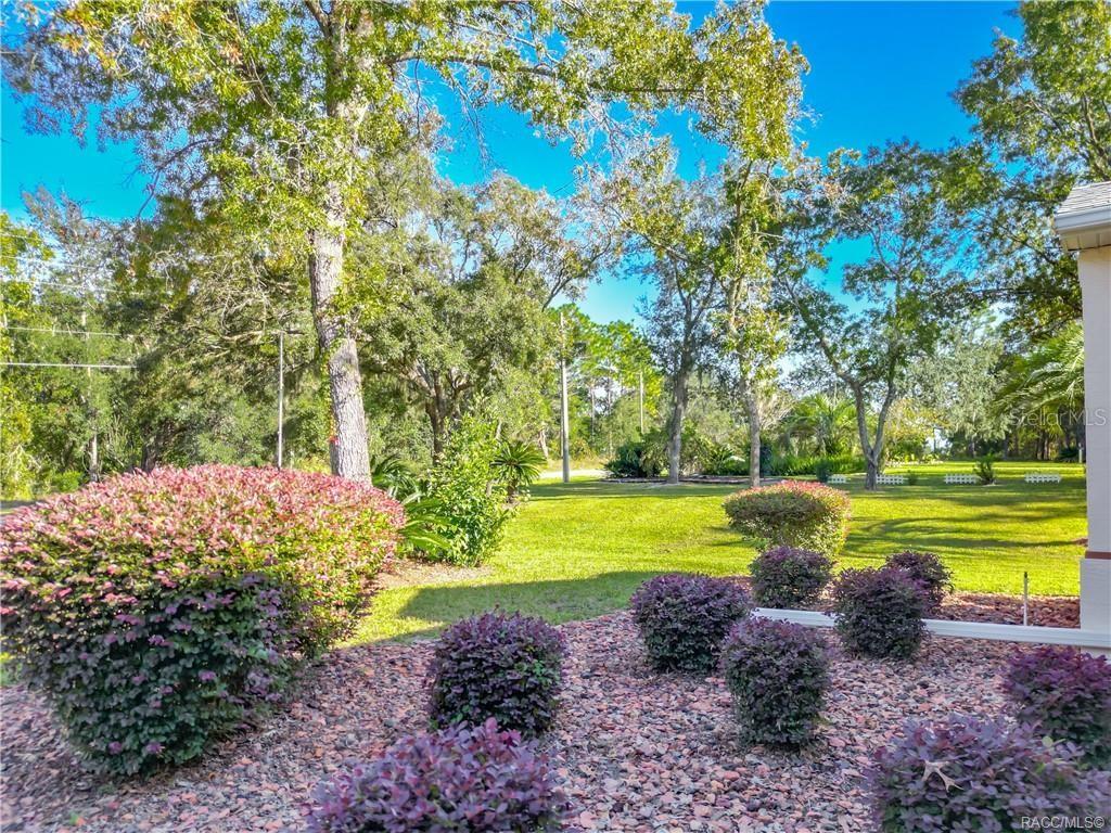 Listing photo id 3 for 5386 Lena Drive