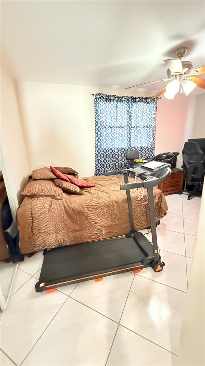 Listing photo id 8 for 4417 Hiawatha Street