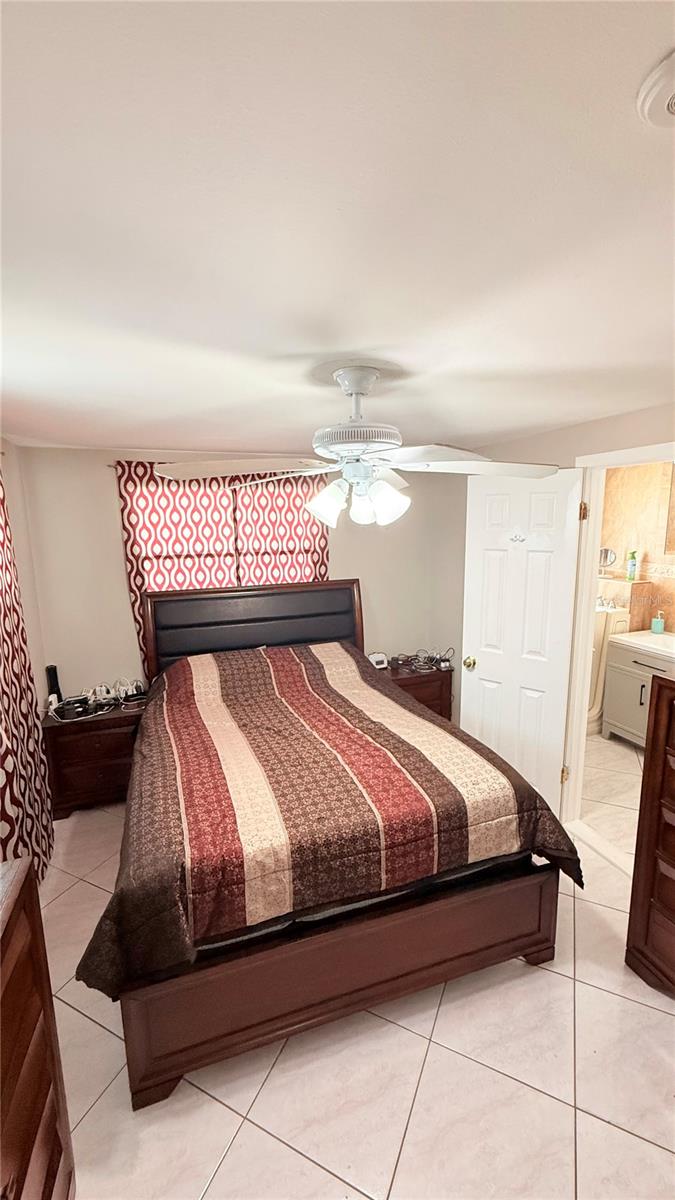 Listing photo id 9 for 4417 Hiawatha Street