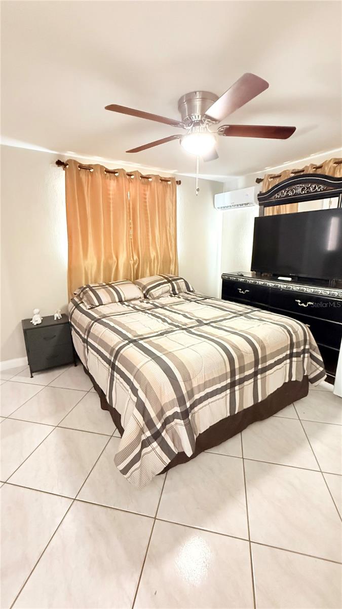 Listing photo id 10 for 4417 Hiawatha Street