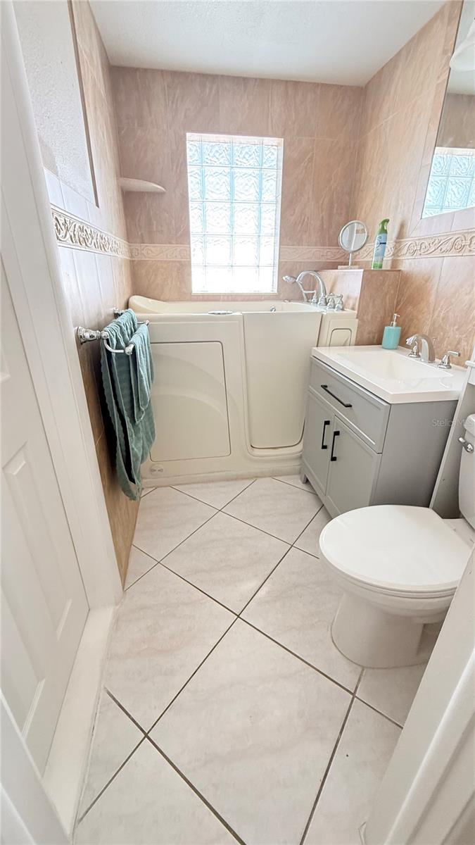 Listing photo id 11 for 4417 Hiawatha Street