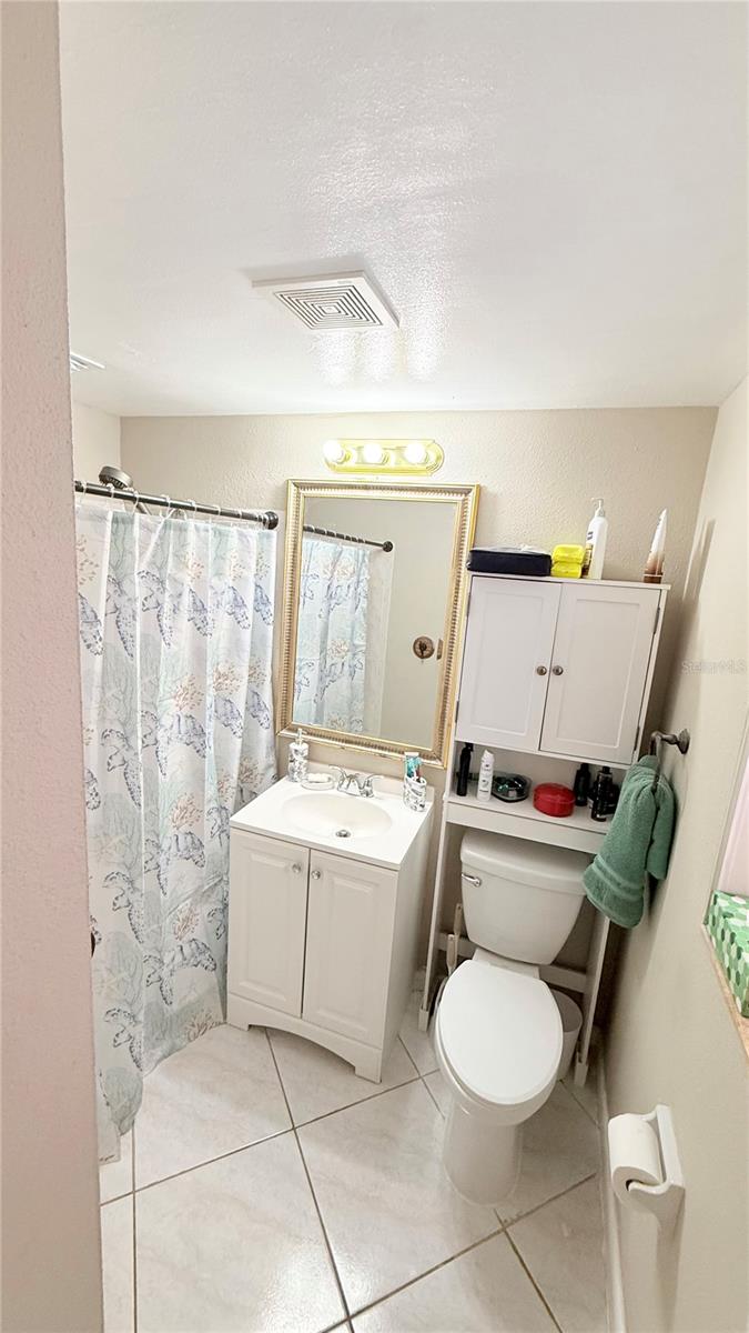 Listing photo id 12 for 4417 Hiawatha Street