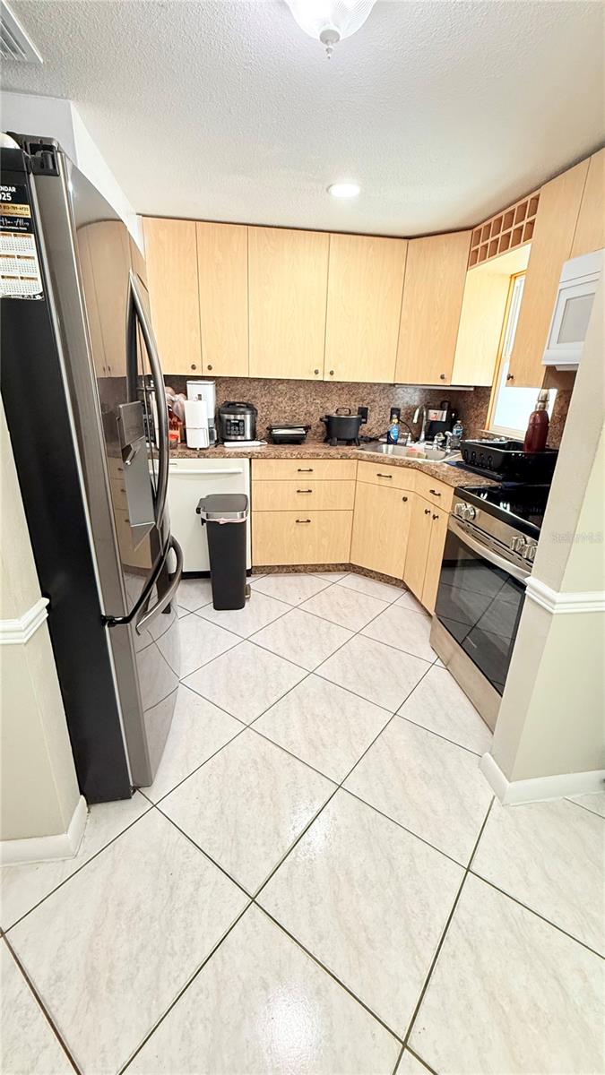 Listing photo id 14 for 4417 Hiawatha Street