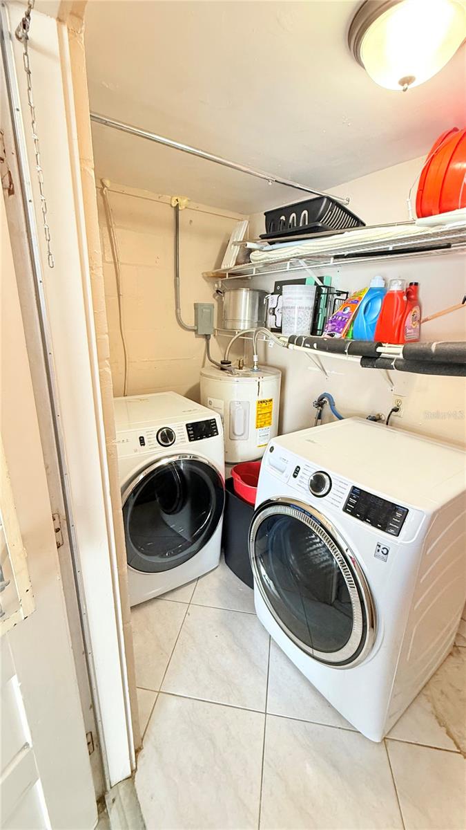 Listing photo id 15 for 4417 Hiawatha Street