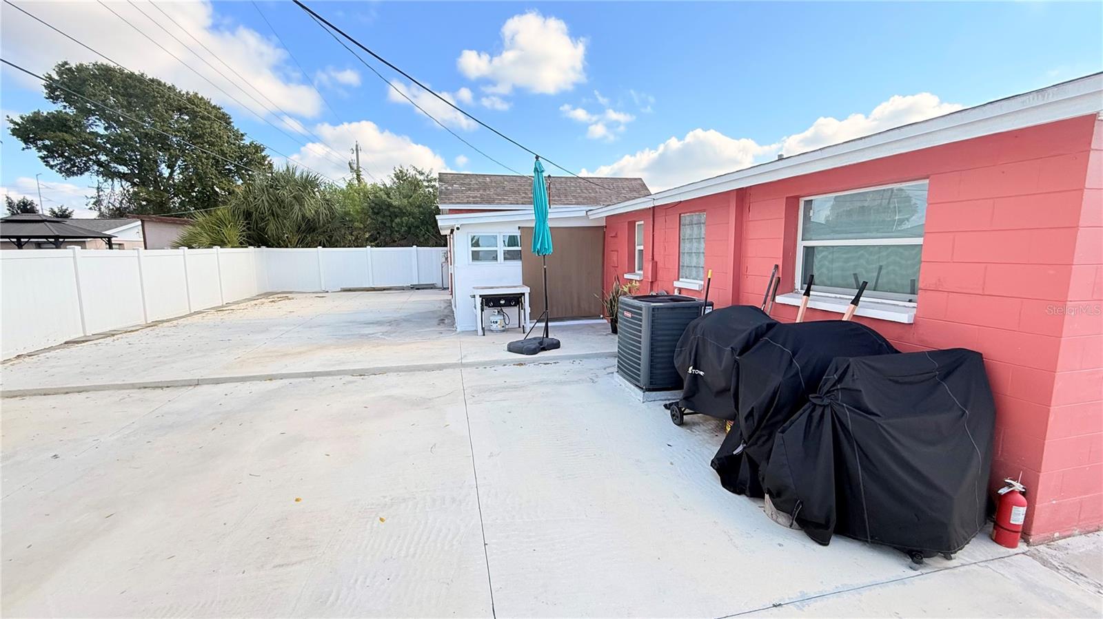 Listing photo id 21 for 4417 Hiawatha Street