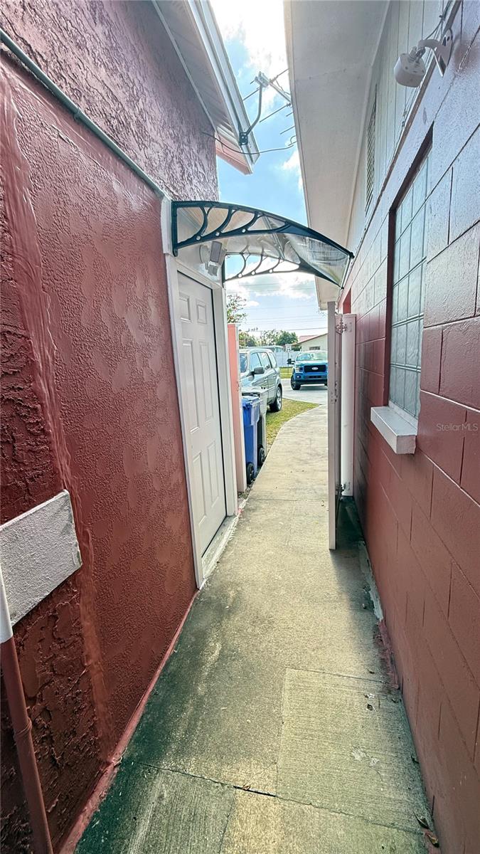 Listing photo id 23 for 4417 Hiawatha Street