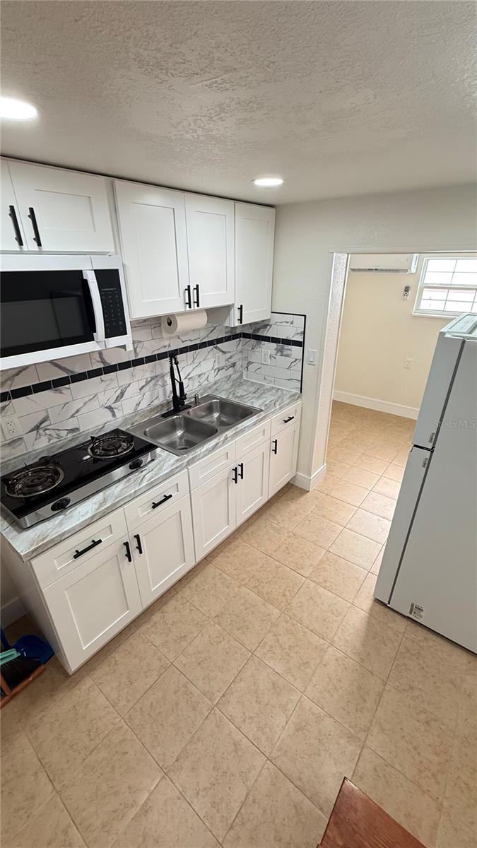 Listing photo id 24 for 4417 Hiawatha Street