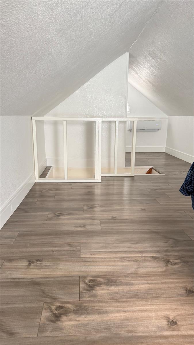 Listing photo id 27 for 4417 Hiawatha Street