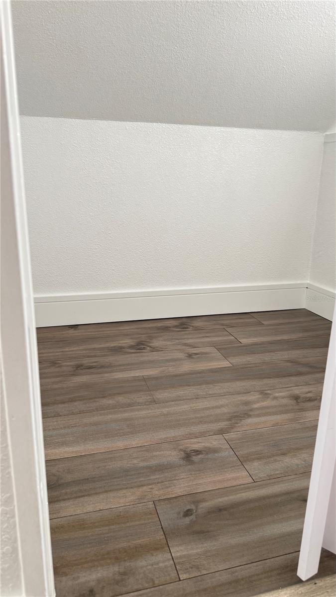 Listing photo id 28 for 4417 Hiawatha Street