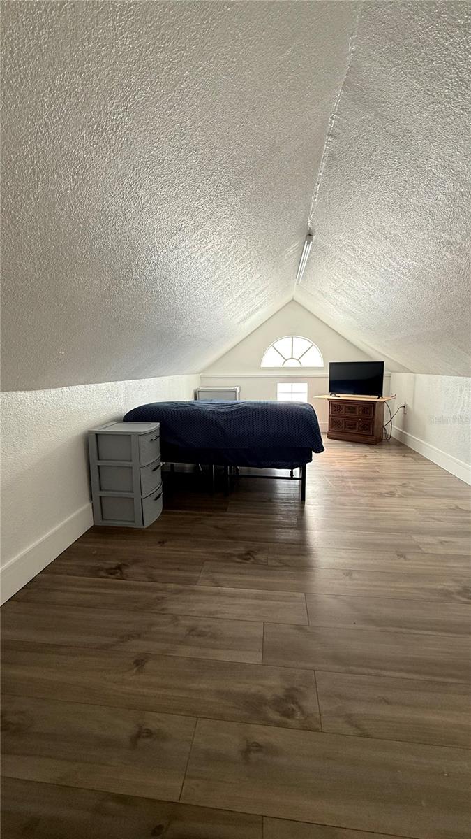 Listing photo id 29 for 4417 Hiawatha Street