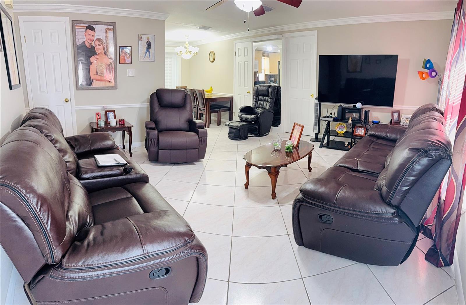 Listing photo id 2 for 4417 Hiawatha Street