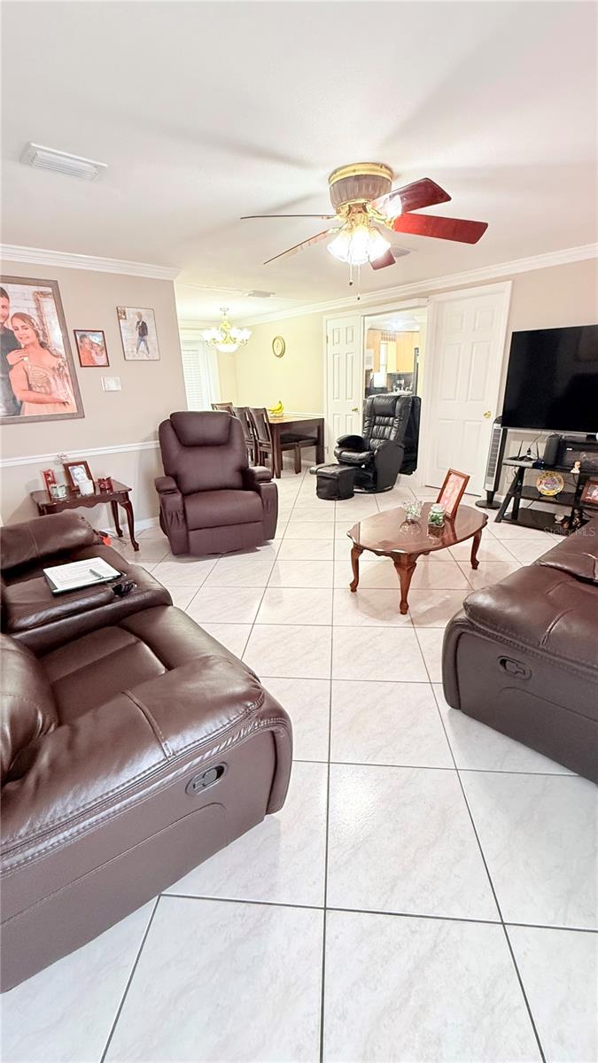 Listing photo id 3 for 4417 Hiawatha Street