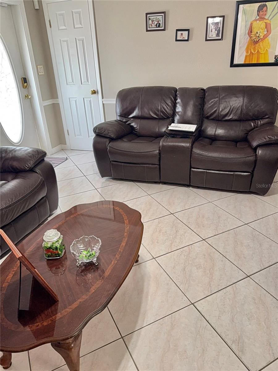 Listing photo id 5 for 4417 Hiawatha Street