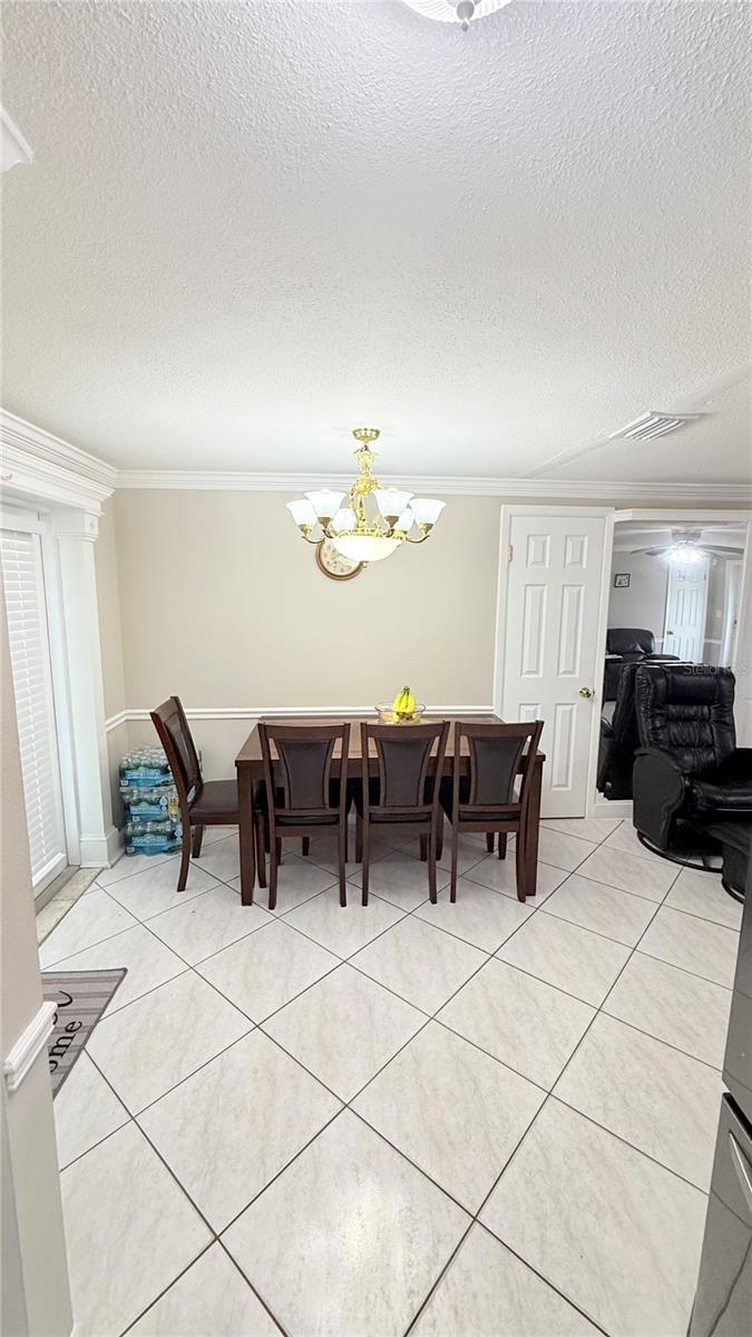 Listing photo id 6 for 4417 Hiawatha Street