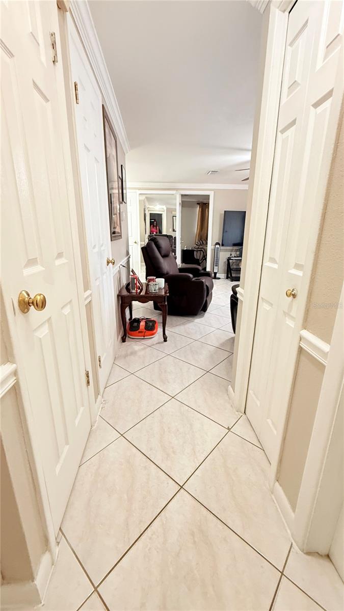 Listing photo id 7 for 4417 Hiawatha Street