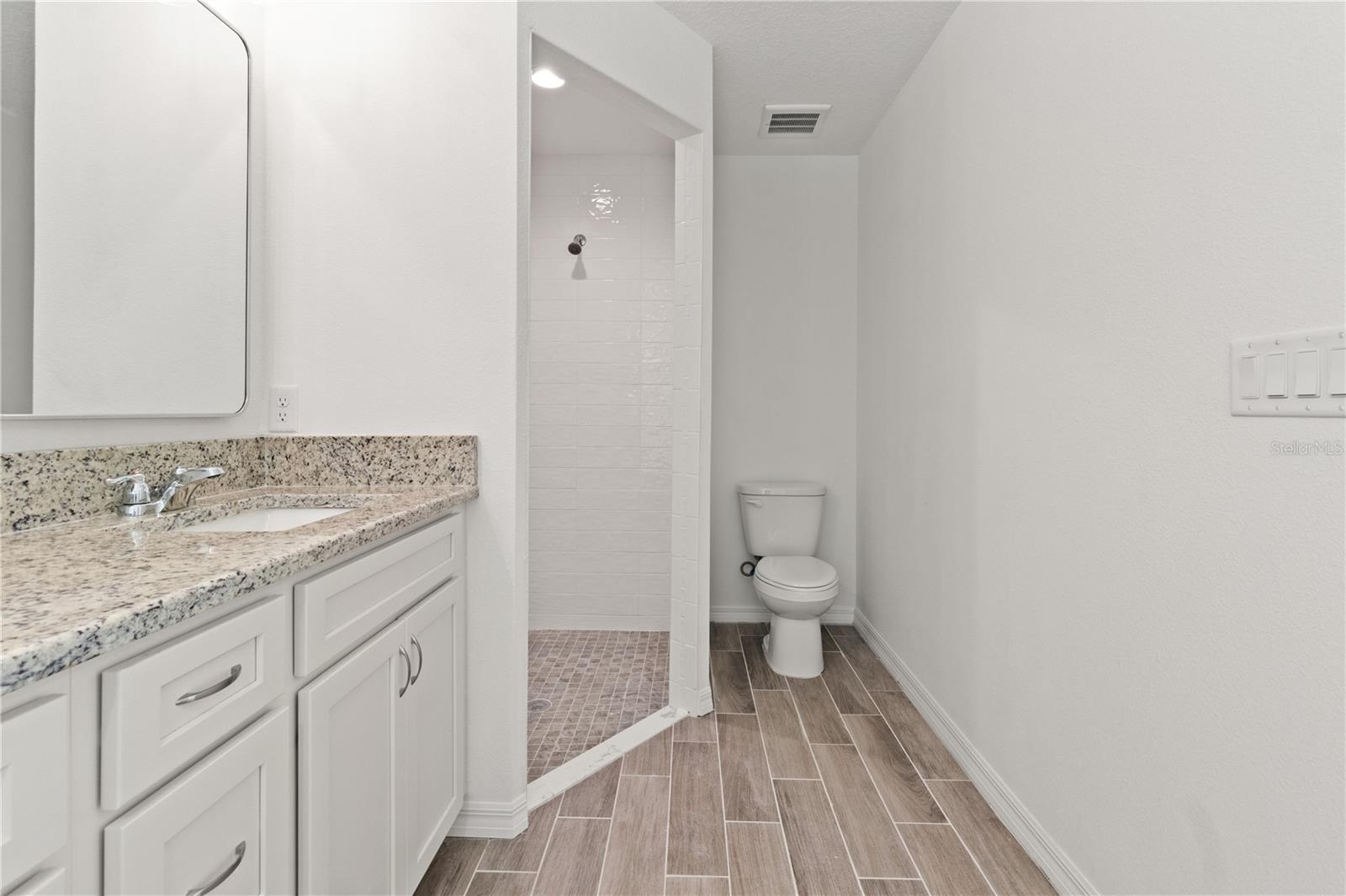 Listing photo id 9 for 15333 Honeycreeper Road