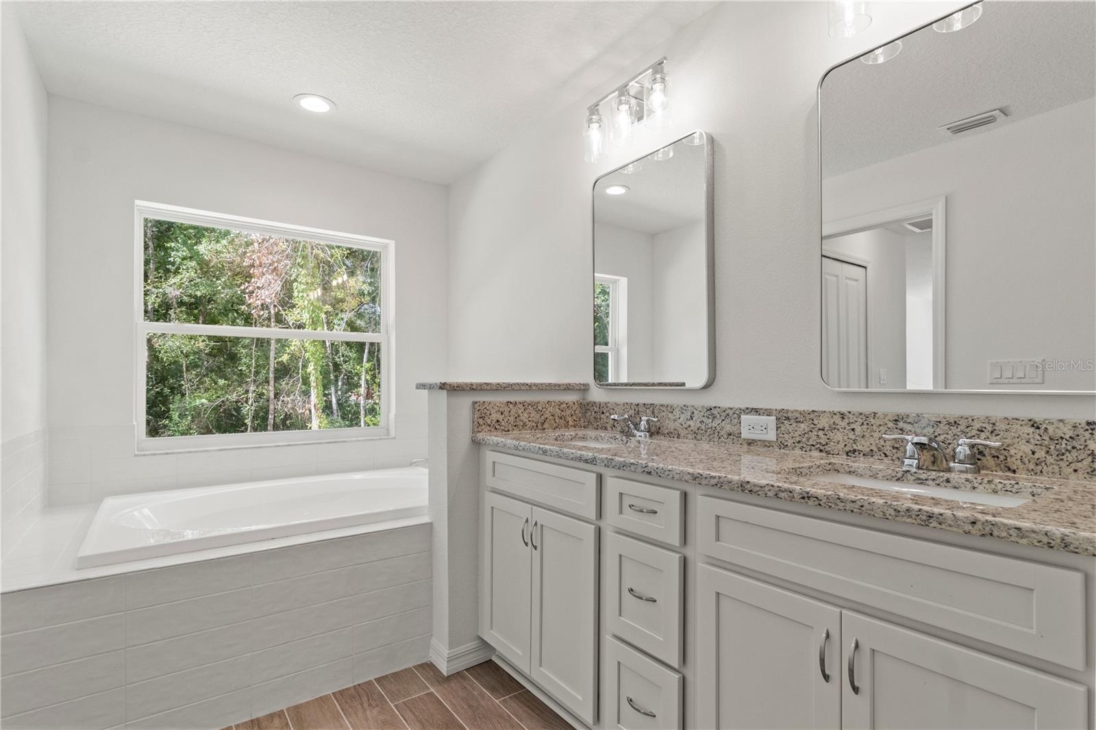 Listing photo id 10 for 15333 Honeycreeper Road