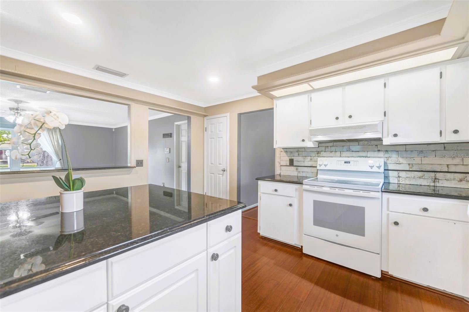 Image 6 of 31 For 424 Forest Glen Avenue