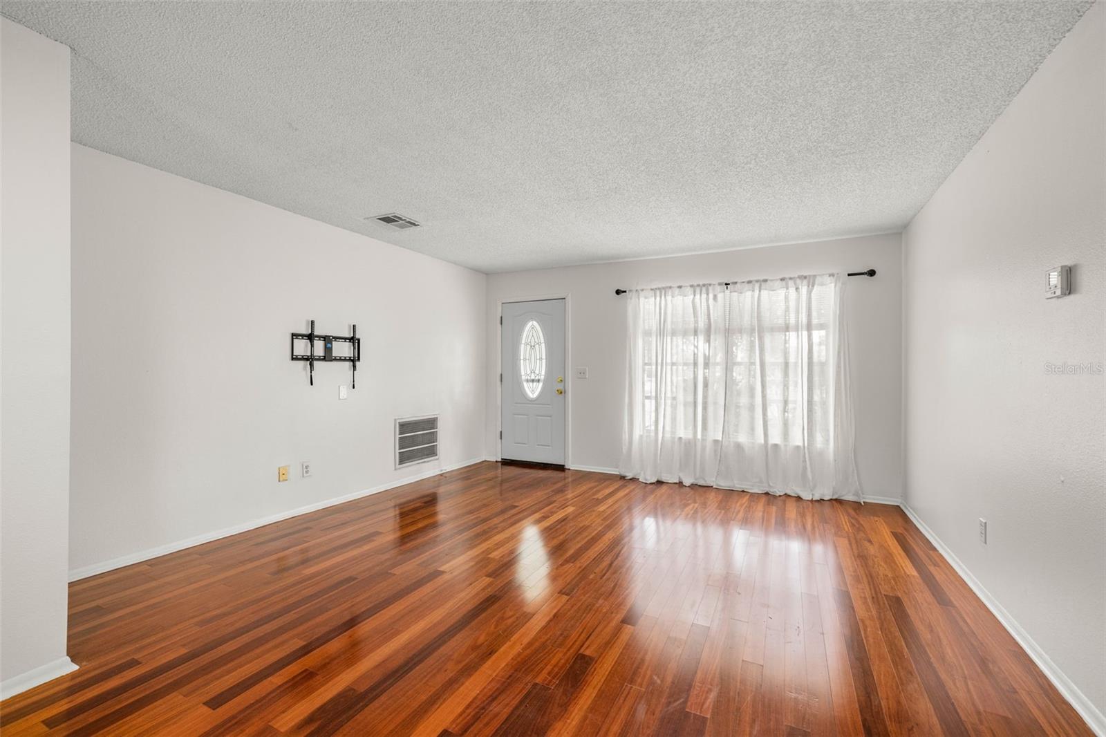 Image 7 of 50 For 142 Stafford Circle