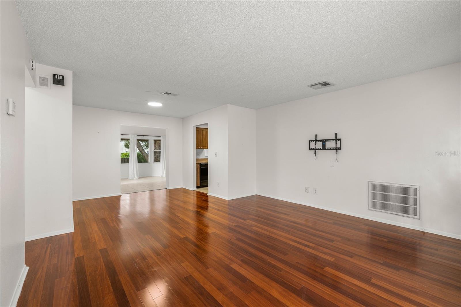 Image 8 of 50 For 142 Stafford Circle