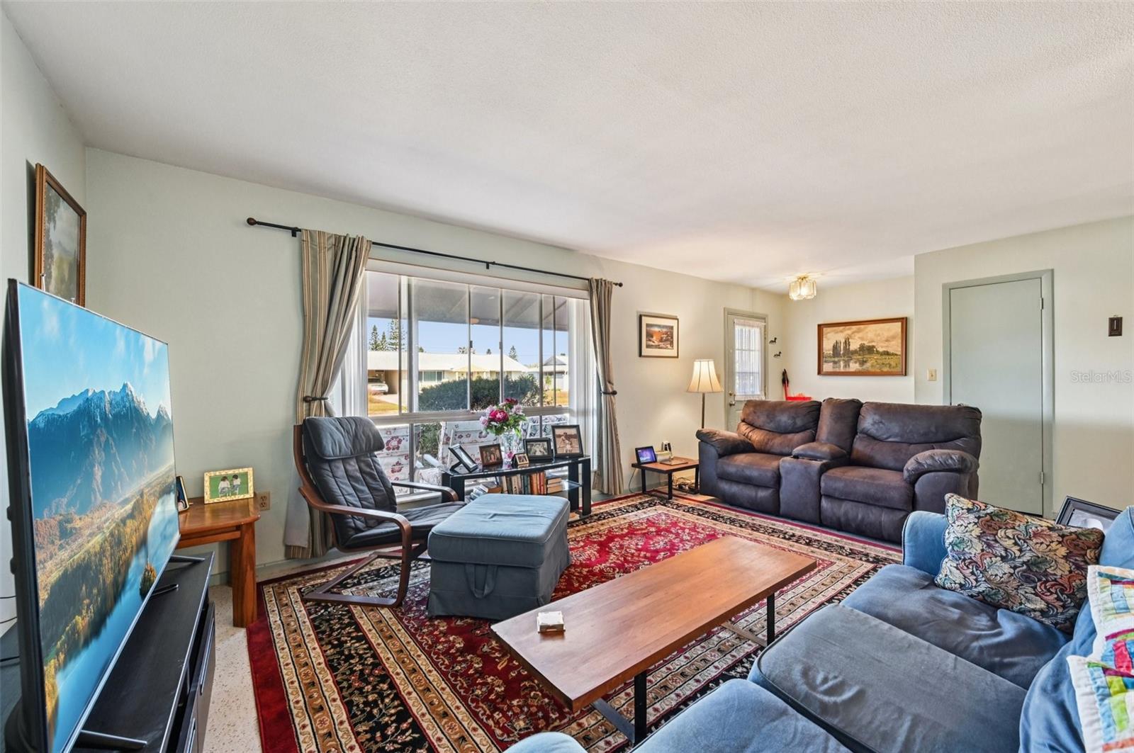 Image 4 of 48 For 722 Tam O Shanter Avenue