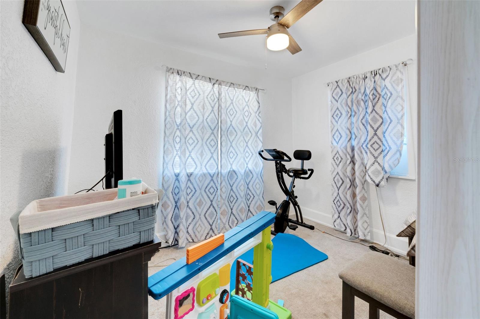 Image 21 of 34 For 2555 Queen St S