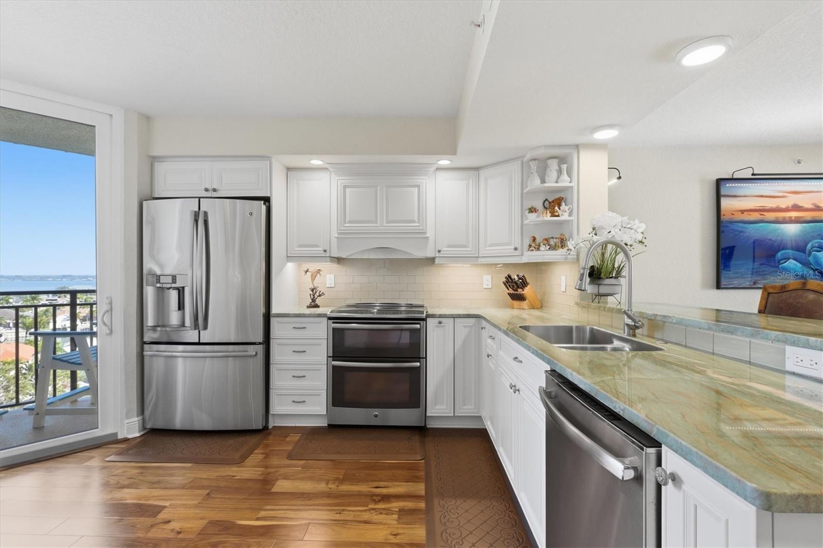 Image 19 of 49 For 690 Island Way 810