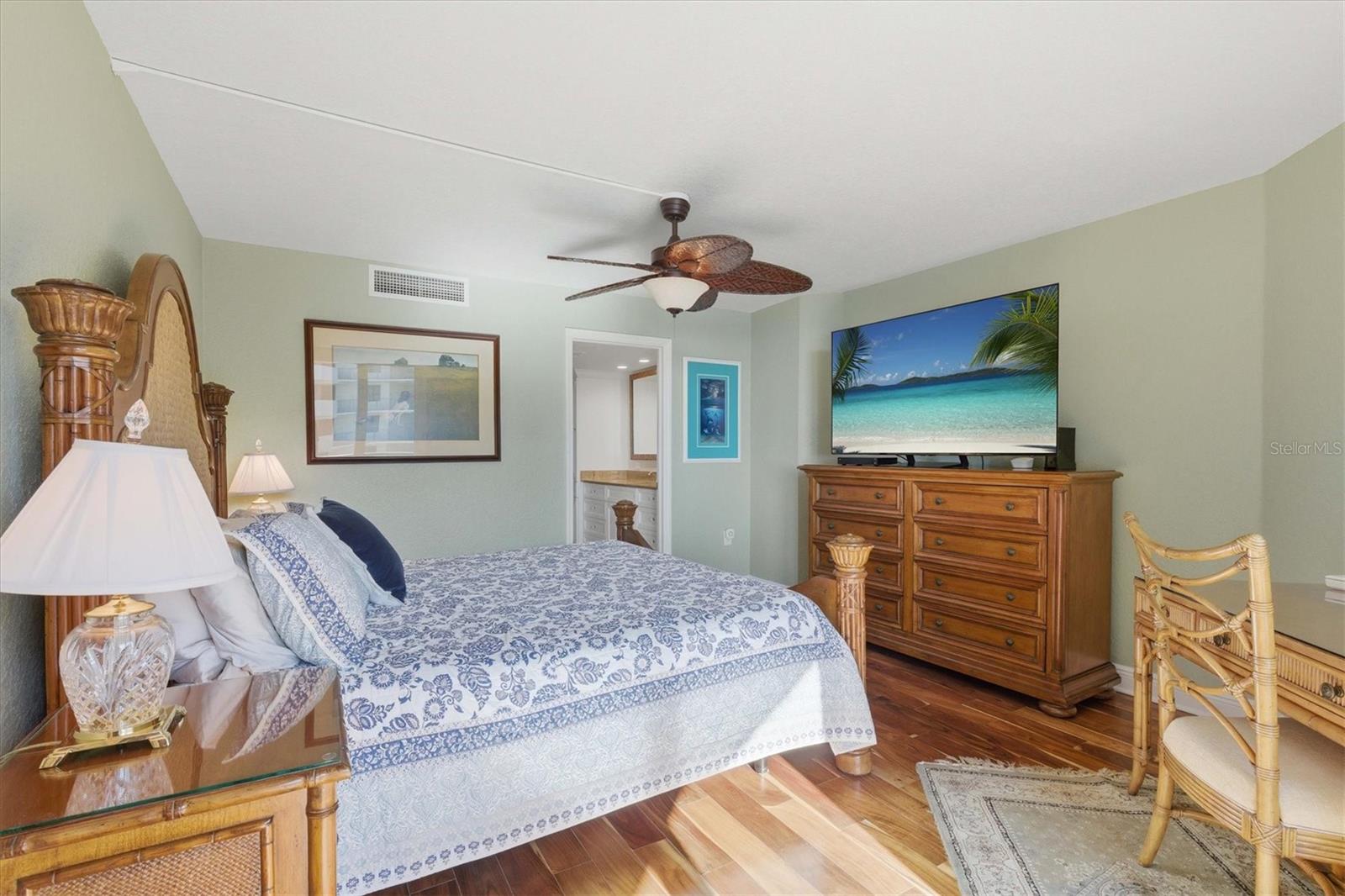 Image 22 of 49 For 690 Island Way 810