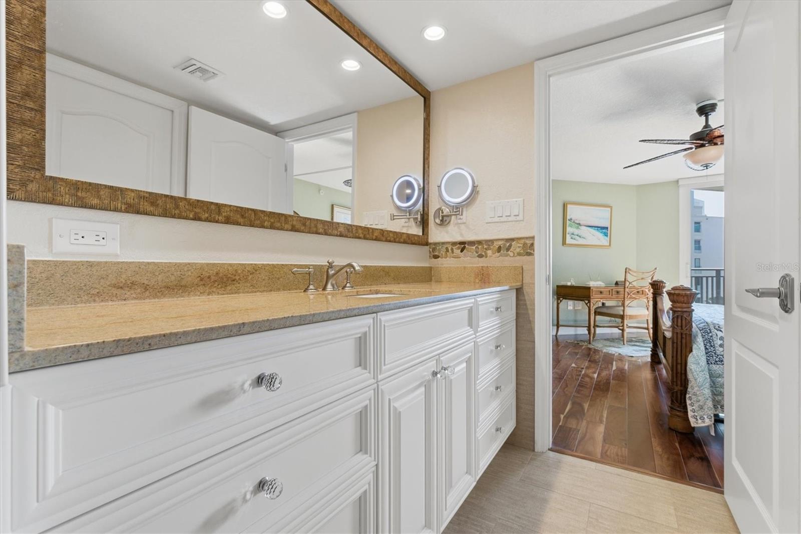 Image 33 of 49 For 690 Island Way 810